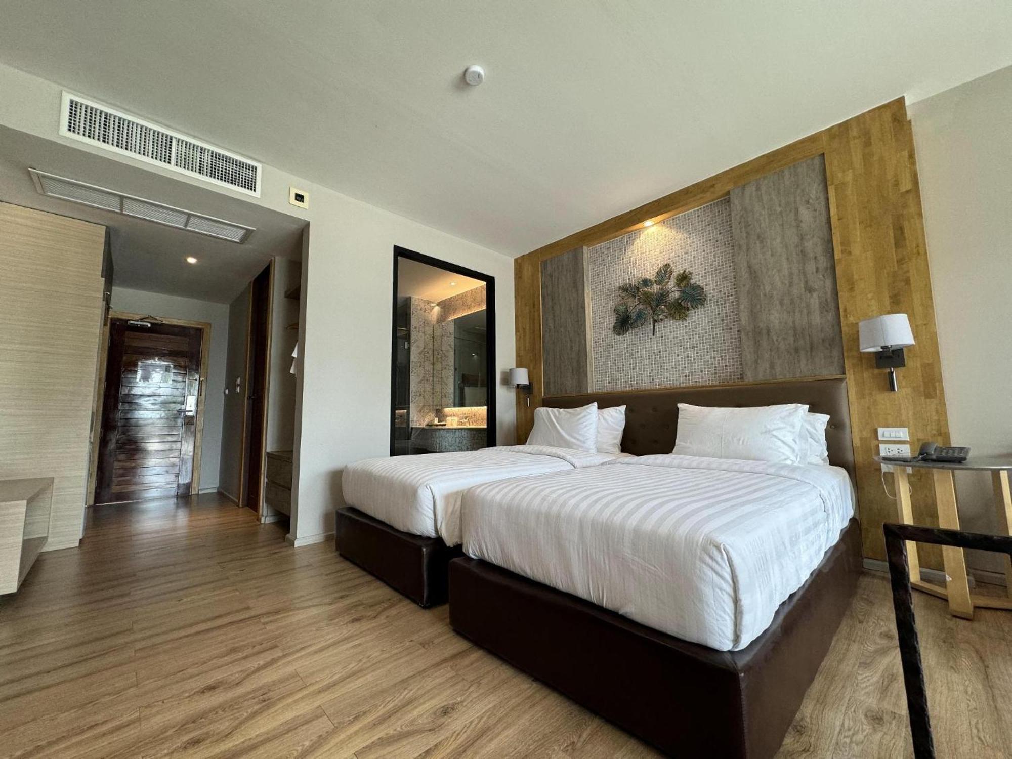 La Isla Pranburi Beach Resort Sam Roi Yot Exteriör bild