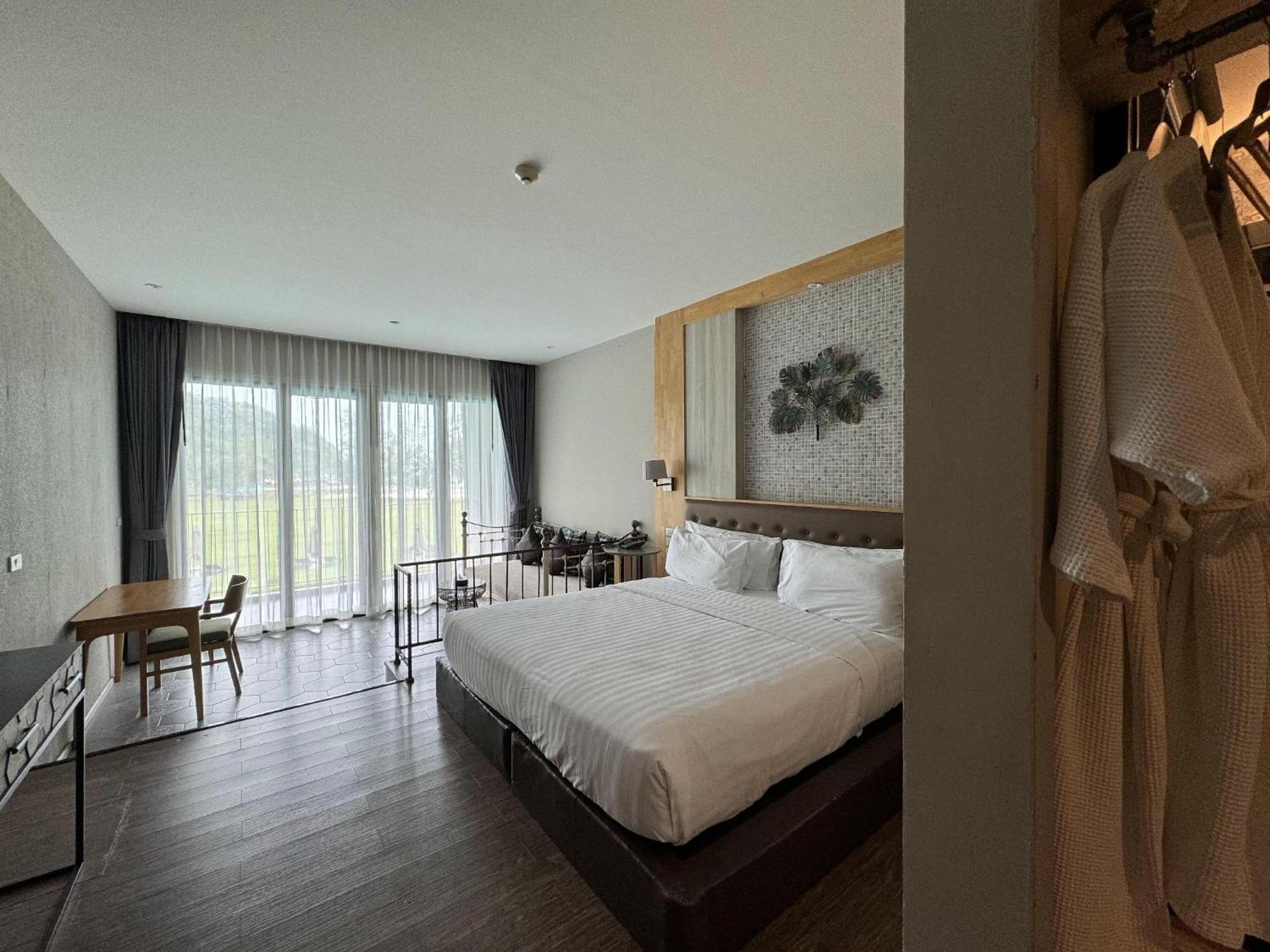 La Isla Pranburi Beach Resort Sam Roi Yot Exteriör bild
