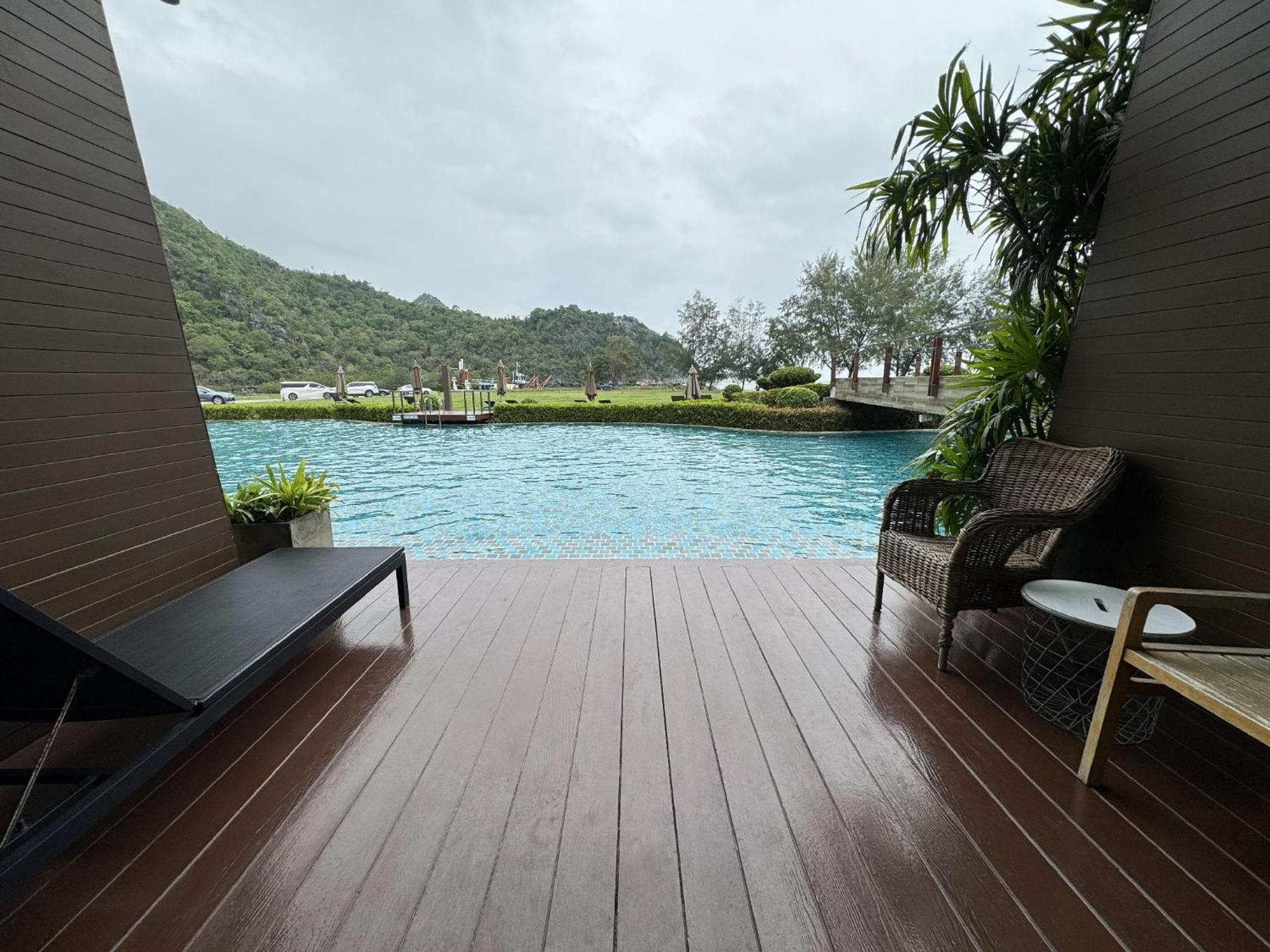La Isla Pranburi Beach Resort Sam Roi Yot Exteriör bild