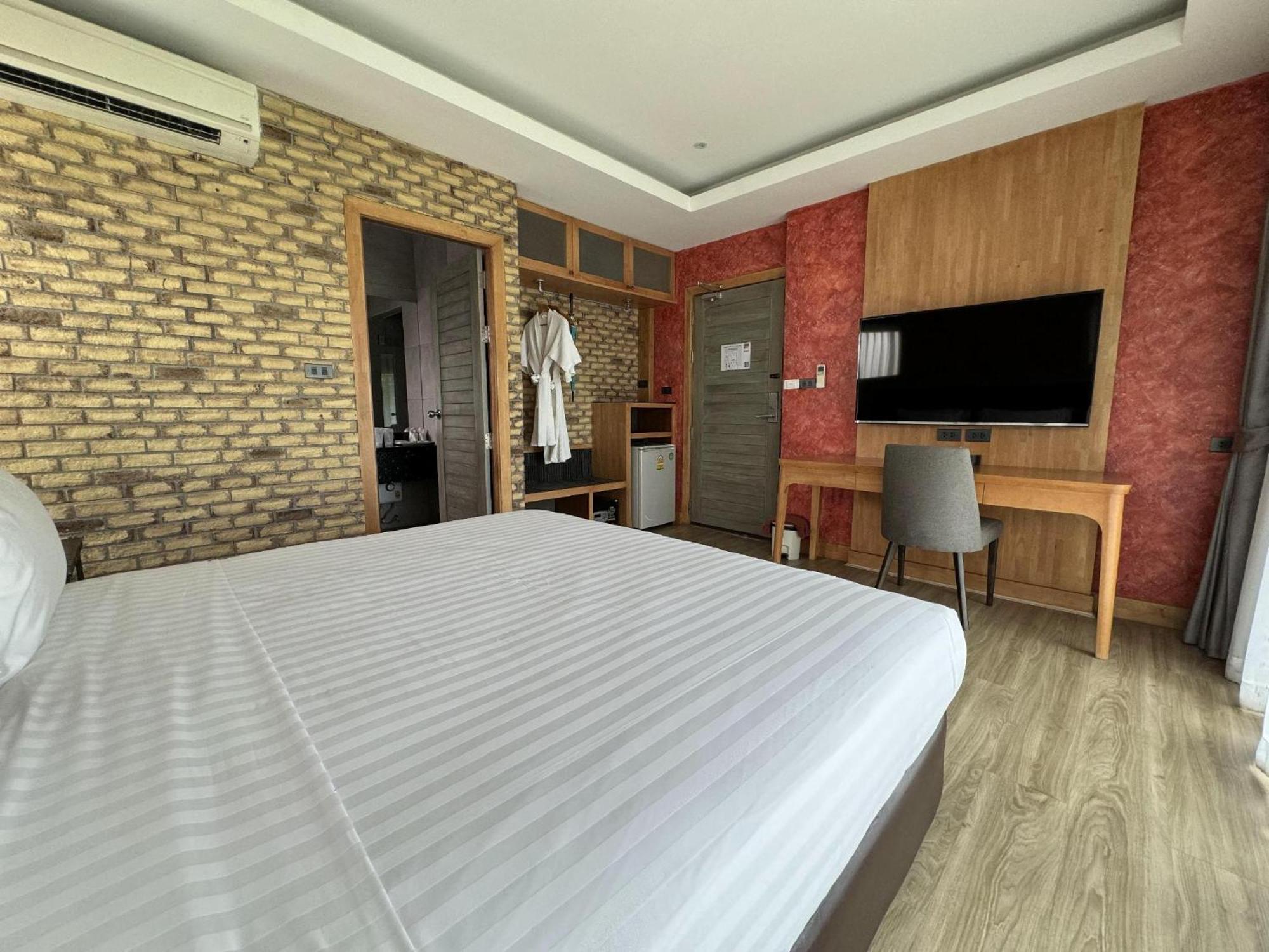 La Isla Pranburi Beach Resort Sam Roi Yot Exteriör bild