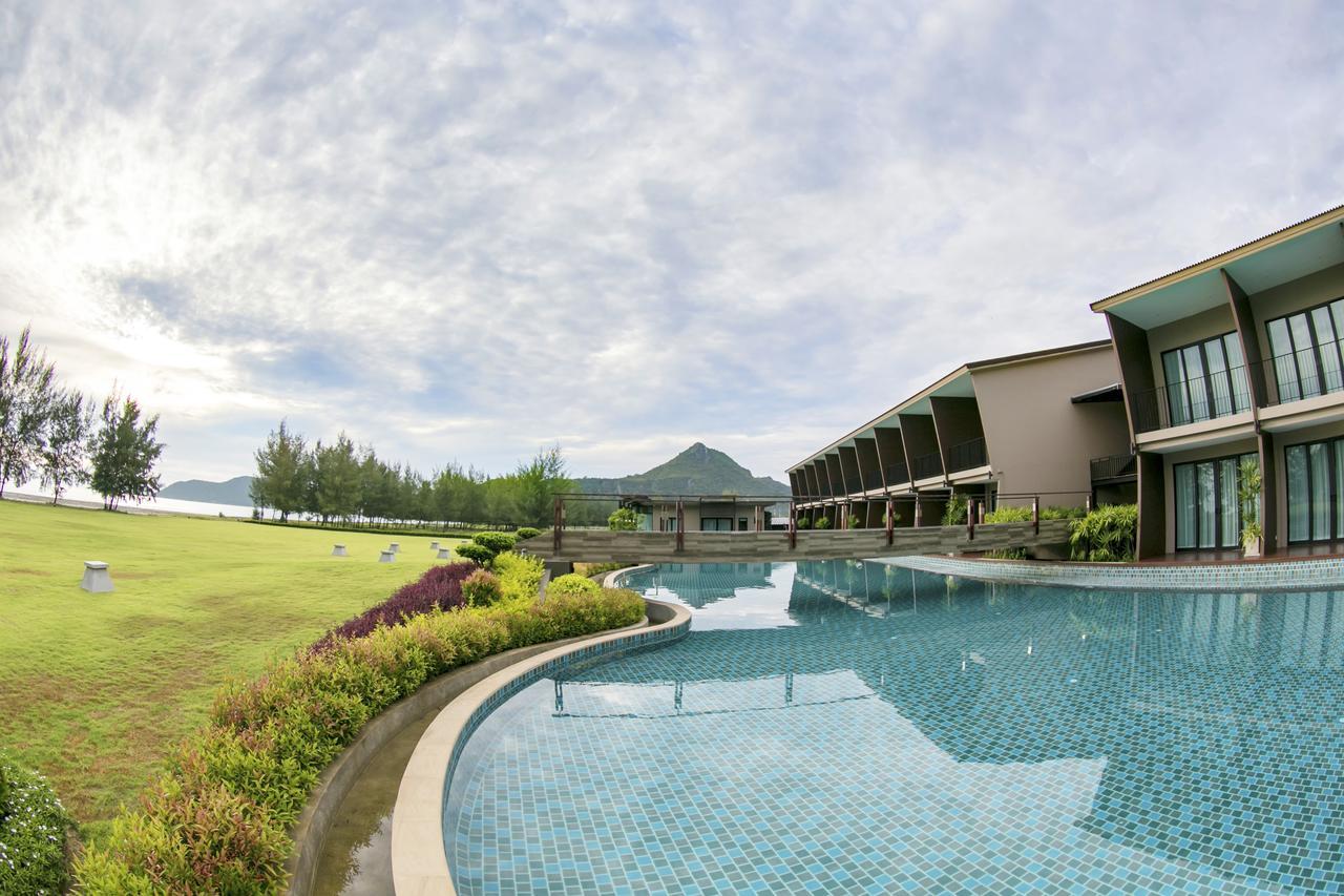La Isla Pranburi Beach Resort Sam Roi Yot Exteriör bild