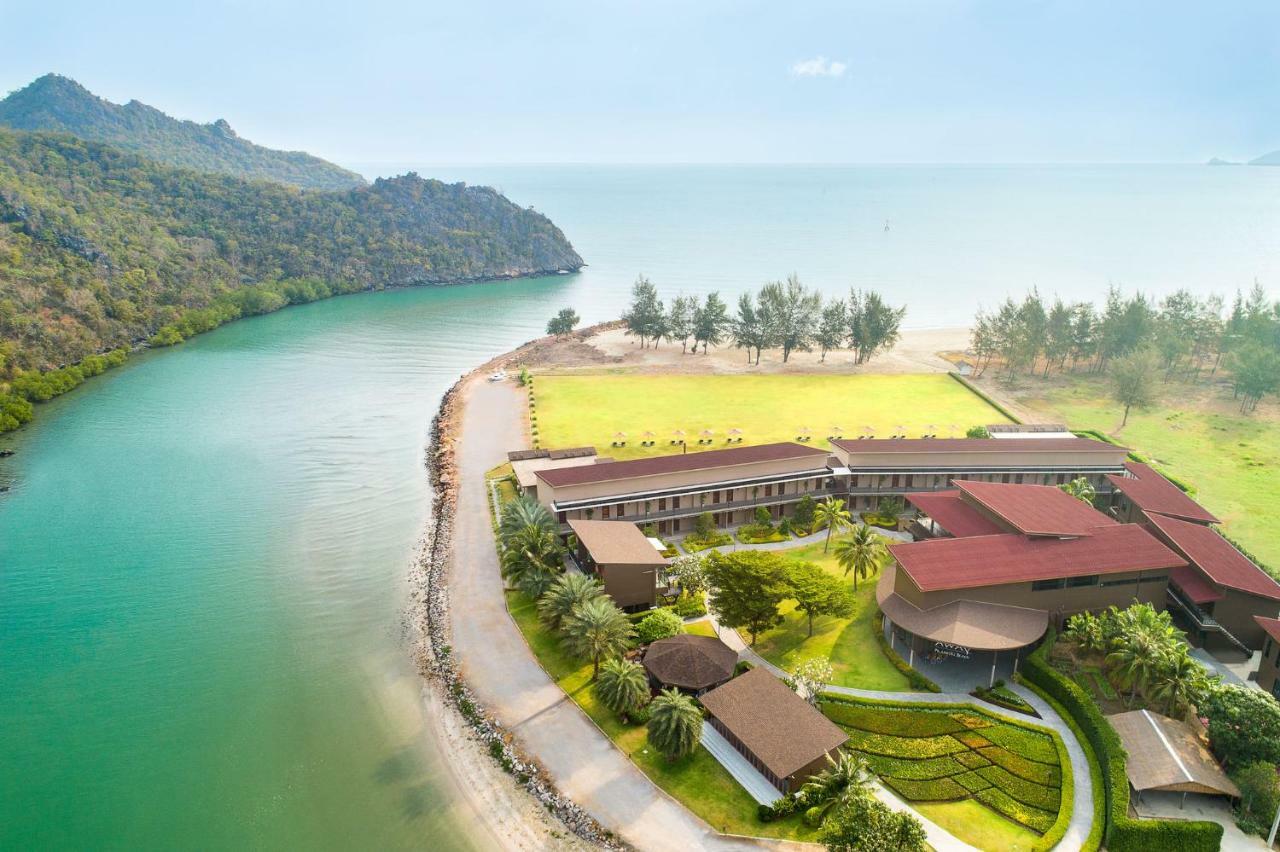 La Isla Pranburi Beach Resort Sam Roi Yot Exteriör bild