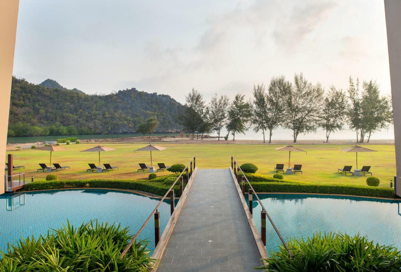 La Isla Pranburi Beach Resort Sam Roi Yot Exteriör bild