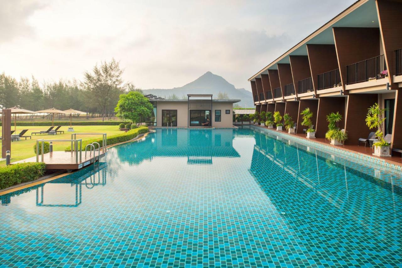 La Isla Pranburi Beach Resort Sam Roi Yot Exteriör bild