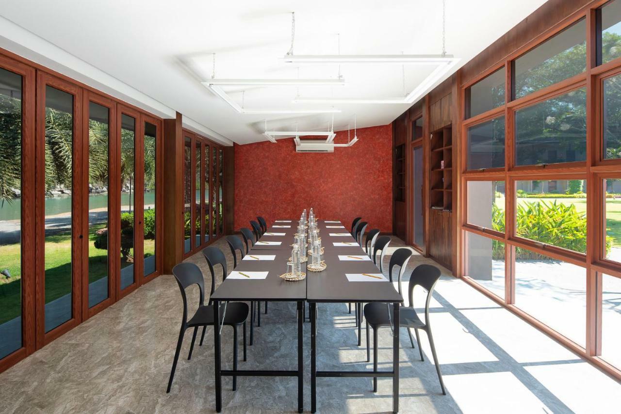 La Isla Pranburi Beach Resort Sam Roi Yot Exteriör bild