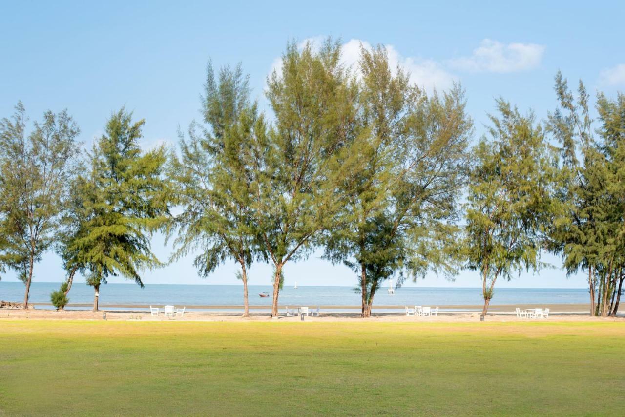 La Isla Pranburi Beach Resort Sam Roi Yot Exteriör bild